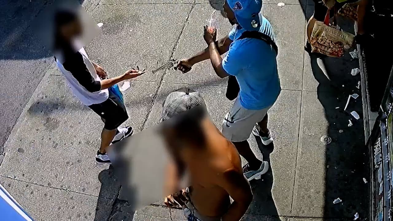 En video: hombre recibe dos disparos a quemarropa en concurrida calle de El Bronx