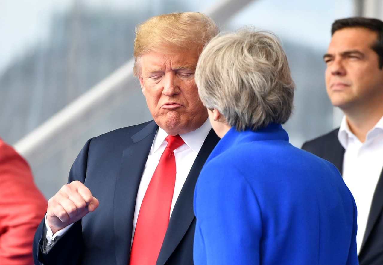 Nadie sabe lo que Trump le estaba diciendo en este momento a la británica Theresa May, pero el momento en que le muestra el puño con una llamativa expresión en su rostro quedó registrado por las cámaras.