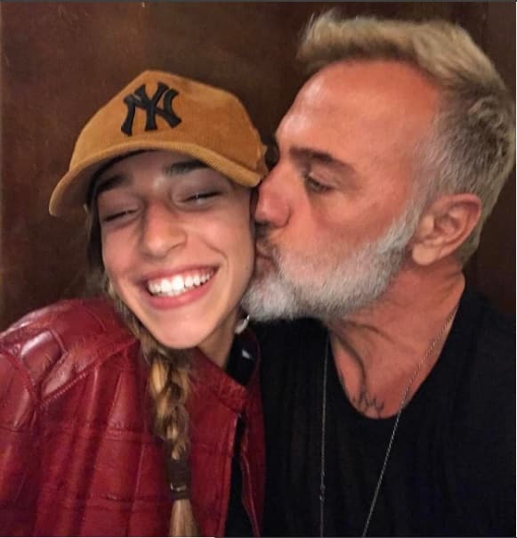 "Me encanta cuando ella roba mi ropa", pues a la adolescente le gusta usurpar las gorras y chamarras del millonario.