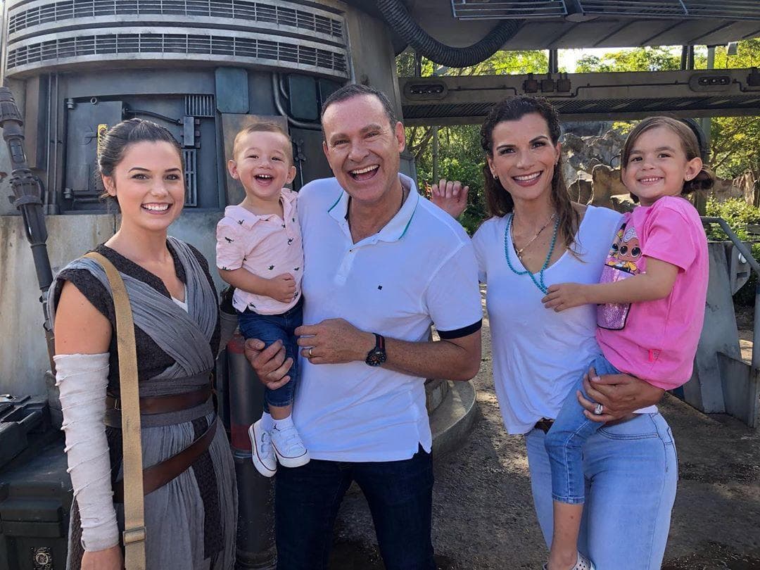 La última semana de agosto, la familia Tacher recorrió Batuu, la nueva tierra de Star Wars Galaxy's Edge en Orlando, Florida. Unidos y felices, Alan, Cristy, Michelle y Liam estuvieron frente a frente con sus personajes favoritos.