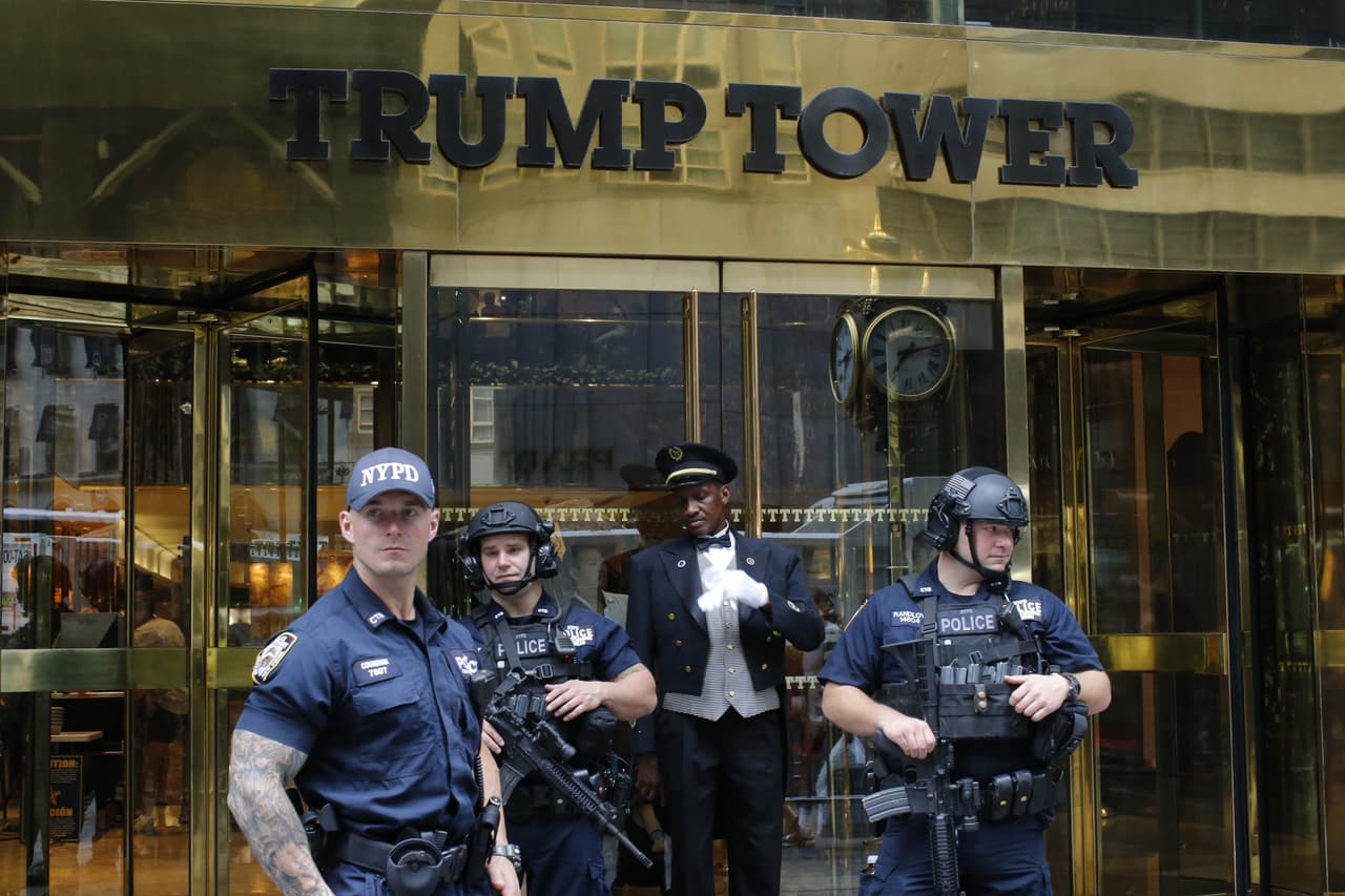 <b>"Obama me espía".</b> Trump 
<a href="https://twitter.com/realdonaldtrump/status/837989835818287106" target="_blank">dijo en Twitter</a> que Obama "intervino" las comunicaciones en la Torre Trump. El FBI, con orden de una corte FISA, monitoreó a Paul Manafort, exjefe de campaña de Trump, antes y después de las elecciones, según informó 
<a href="https://www.cnn.com/2017/09/18/politics/paul-manafort-government-wiretapped-fisa-russians/index.html" target="_blank">CNN</a>. El FBI buscaba posibles comunicaciones de Manafort con operadores rusos que buscaban acercarse a la campaña de Trump para ayudarlos. El FBI también escuchó con orden FISA a Carter Page, asociado de campaña, quien consideraban que tenía amplios vínculos sospechoscon Rusia. El Departamento de Justicia y el FBI han negado que haya habido escuchas a Trump.