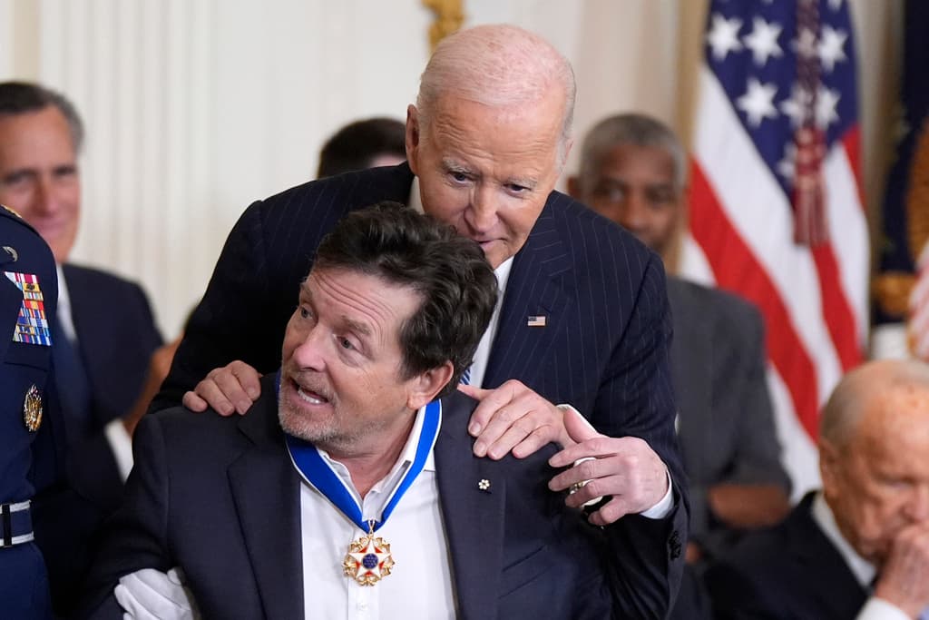 El actor Michael J. Fox recibe la medalla principalmente por su activismo en la lucha contra el Parkinson. (AP Photo/Manuel Balce Ceneta)