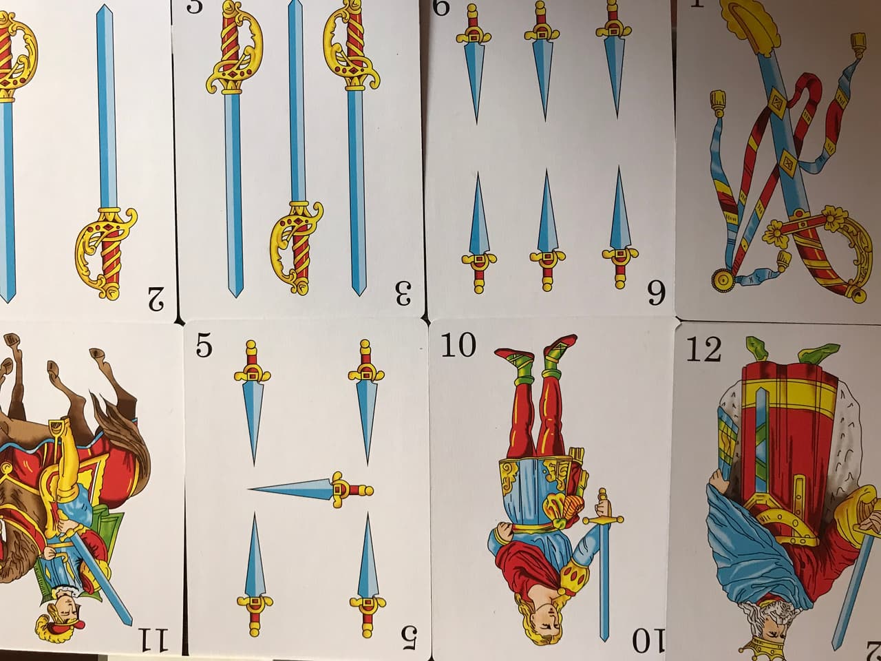 Si la carta te sale al revés es una indicación más clara de que sufrirás un engaño o un ataque de alguien que busca lastimarte por venganza. Si salió normal, depende de las otras cartas a su lado referir si la sorpresita que viene es agradable o llena de miseria y dolor. ¡Cuidado!