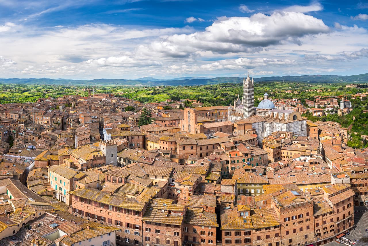 <b>Puesto 16. Sienna, Italia. </b>
<br>
<br>Esta ciudad fue construida en la cima de una colina de la Toscana y tiene hermosas fachadas de ladrillos rojos y una gran catedral gótica. Para la revista es uno de los lugares más hermosos para visitar en la Toscana.
<br>