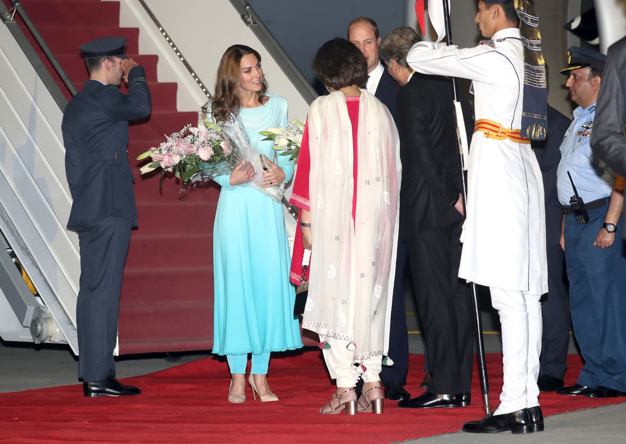 De acuerdo con la revista People, la duquesa de Cambridge 
<b><a href="https://www.univision.com/famosos/kate-middleton-se-puso-unos-pantalones-que-tienen-una-conexion-con-su-cunada-meghan-markle-y-otra-curiosidad-fotos" target="_blank">lució un atuendo </a></b>con el que hizo un guiño al tradicional shalwar kameez, una vestimenta usada por hombres y mujeres en Asia del Sur y Asia Central.