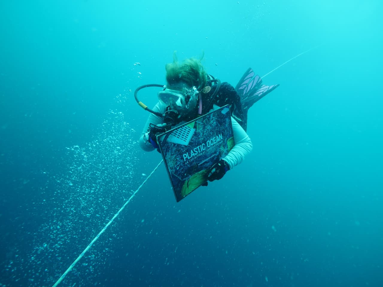 Los buzos llevaron una por una las fotografías debajo del agua.