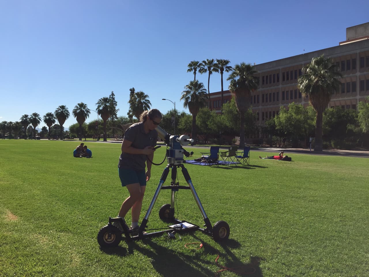 Telescopios de diferentes tamaños están instalados en frente de El Planeatrio para que las personas puedan observar el Eclipse.