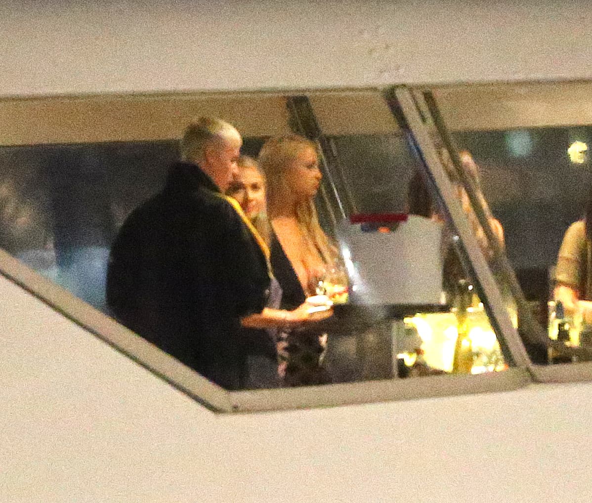 Justin Bieber fue visto de fiesta en un barco con alrededor de diez mujeres, bebiendo, charlando y bailando hasta bien entrada la noche, desembarcando alrededor de la 1:30 a. m. el 12 de marzo. Justin también pareció entrar en una discusión con uno de sus guardias de seguridad antes de darle un abrazo.