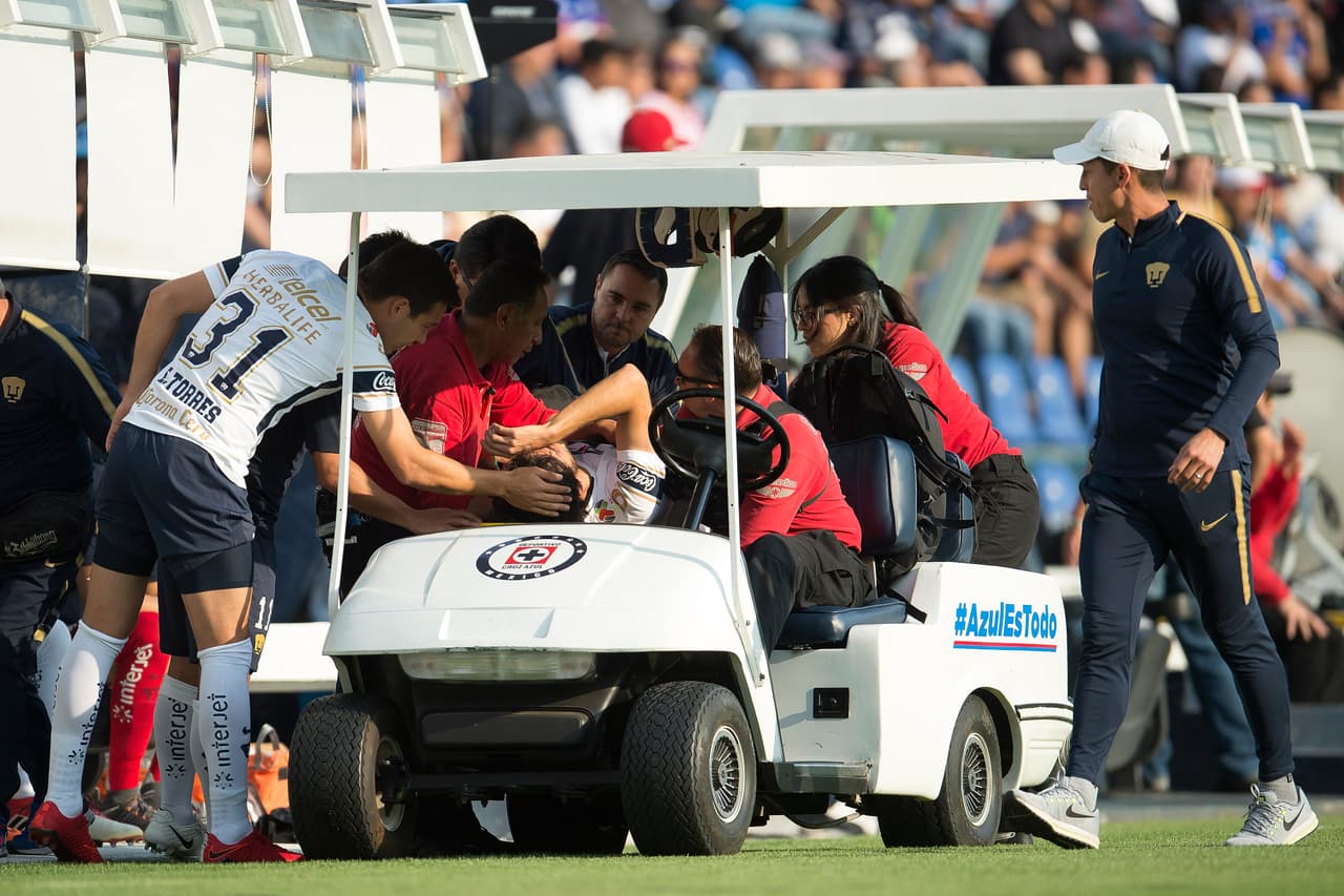 Alejandro Arribas dejó el campo al minuto 11 y su lugar fue ocupado por Alan Omar Mendoza.