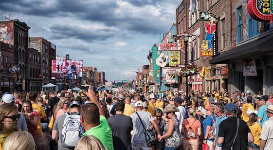 <b>42.</b>
<b>Tennessee.-</b> El estado del encanto sureño, este lugar te ofrece una comida espectacular y un toque de cultura, sin embargo, ocupa el lugar número 42 de la lista de estados felices ya que sólo obtuvo 42.75 puntos. ¿La razón? Las malas condiciones de las relaciones personales (donde se incluye el alto nivel de divorcios) o con el resto de la comunidad, así como los problemas de salud o la falta de ejercicio.