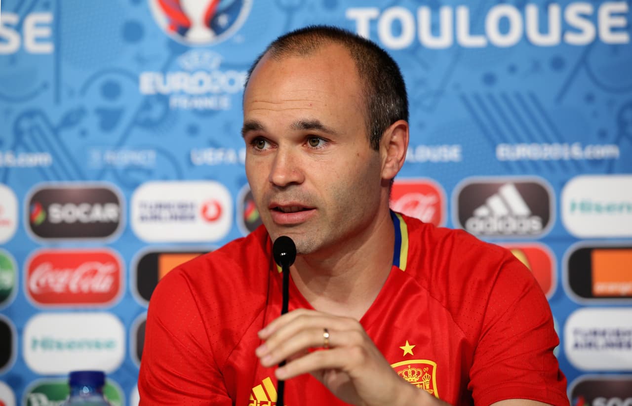 Andrés Iniesta es también un hombre de negocios, pues es el máximo accionista del club Albacete Balompié y tiene una empresa en el sector de la construcción y compra-venta de inmuebles. También creó su propia bebida de vino y la comercializa a través de las “Bodegas Iniesta”.