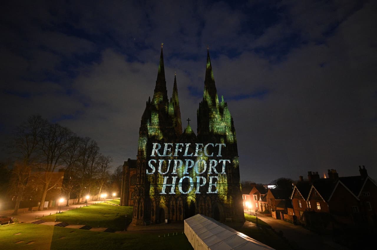 La catedral de Lichfield, en el centro de Inglaterra, iluminada con las palabras “reflexión, apoyo y esperanza”. “Para todo el pueblo británico ha sido una epopeya de resistencia y privaciones", dijo Johnson en una conferencia de prensa televisada. "