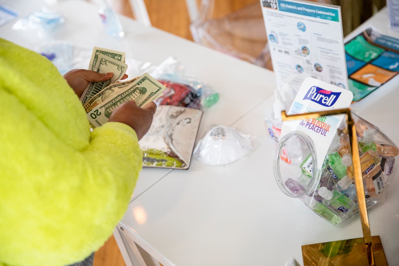 Buscan prohibir el cobro de tarifas a los consumidores por el coronavirus