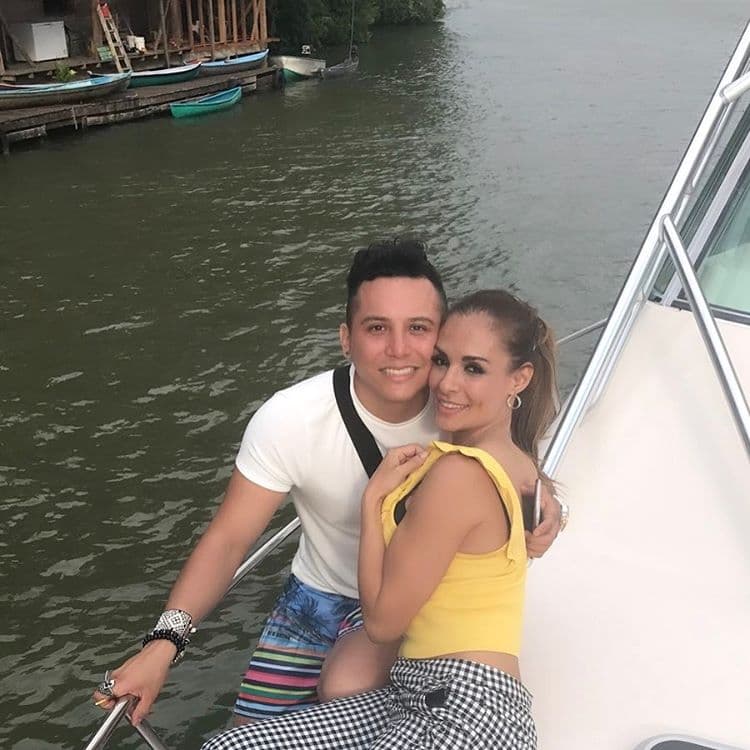 En un reciente encuentro con los medios de comunicación, le preguntaron su opinión sobre la próxima boda de su ex: "De eso no voy a hablar, eso es parte que ya no tiene nada que ver conmigo y que tengo que respetar", expresó Alma mientras realizaba unas fotografías para una campaña de prevención para el cáncer de mama.