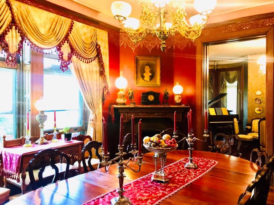 <b><a href="http://www.gablesbb.com/" target="_blank">Lugar número 2: The Gables Bed and Breakfast</a></b>
<a href="http://www.gablesbb.com/" target="_blank">.</a> Hospedaje victoriano galardonado que cuenta con 10 habitaciones, estacionamiento gratuito, desayuno completo. Increíble colección de antigüedades victorianas con comodidades del siglo XXI como WiFi, televisión por cable, teléfonos, estación de computadora, DVD y VCR. Transporte público fácil. Cerca de universidades y hospitales, a 12 minutos del centro de la ciudad.