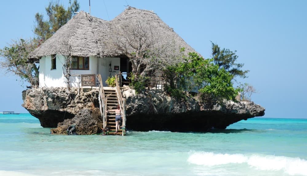 <b>The Rock </b>
<br>Este restaurante en la isla de Zanzibar (Tanzania) fue contruido sobre una roca a pocos metros de la costa. Por su ubicación puede estar rodeado de agua o de arena de acuerdo a la marea. Sólo cuenta con 12 mesas y abre durante el desayuno y la cena.