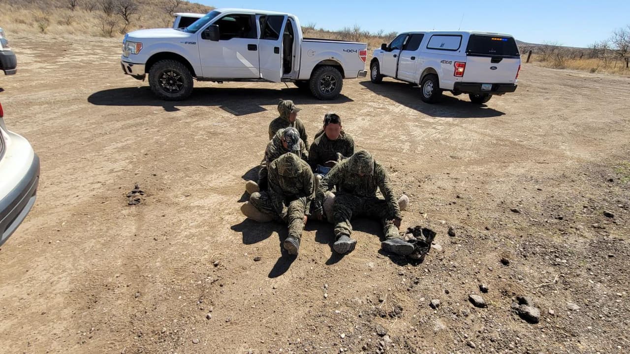 Agentes de la estación de Tucson detuvieron un vehículo y determinaron que un joven ciudadano estadounidense estaba traficando con seis inmigrantes cerca de Arivaca, según la agencia migratoria.