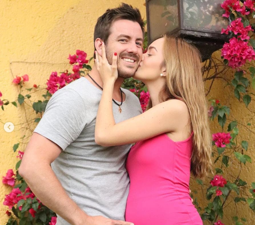 "Honestamente yo no entendía cuando mis papás me decían que, cuando yo tuviera a mis hijos, iba a entender cuánto ellos me amaban a mí, ahora que por fin Renata está con nosotros ya lo siento y lo entiendo con todas sus letras".
<br>