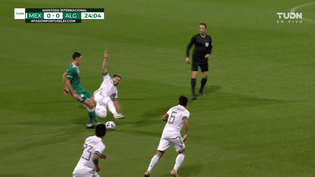 Héctor Herrera metió un disparo potente pero el portero argelino rechazó el esférico