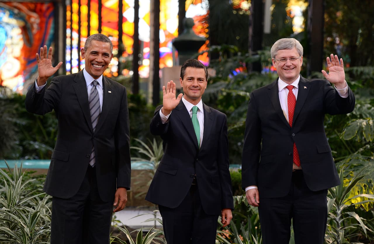 <b>Toluca, Estado de México. México (febrero 2014)</b>
<br>
<br>
<b>Enrique Peña Nieto</b>
<br>
<b>Stephen Harper</b>
<br>
<b>Barack Obama</b>
<br>
<br>En una
<a href="https://obamawhitehouse.archives.gov/the-press-office/2014/01/13/readout-president-s-call-president-pe-nieto-mexico"><u>llamada antes de la reunión entre Obama y Peña Nieto</u></a>, el estadounidense dijo al mexicano que hablarían sobre “una variedad de temas importantes para la vida cotidiana de toda la población de América del Norte, incluida la competitividad económica, el espíritu empresarial, el comercio y la inversión y la seguridad ciudadana”.
<br>
<br>