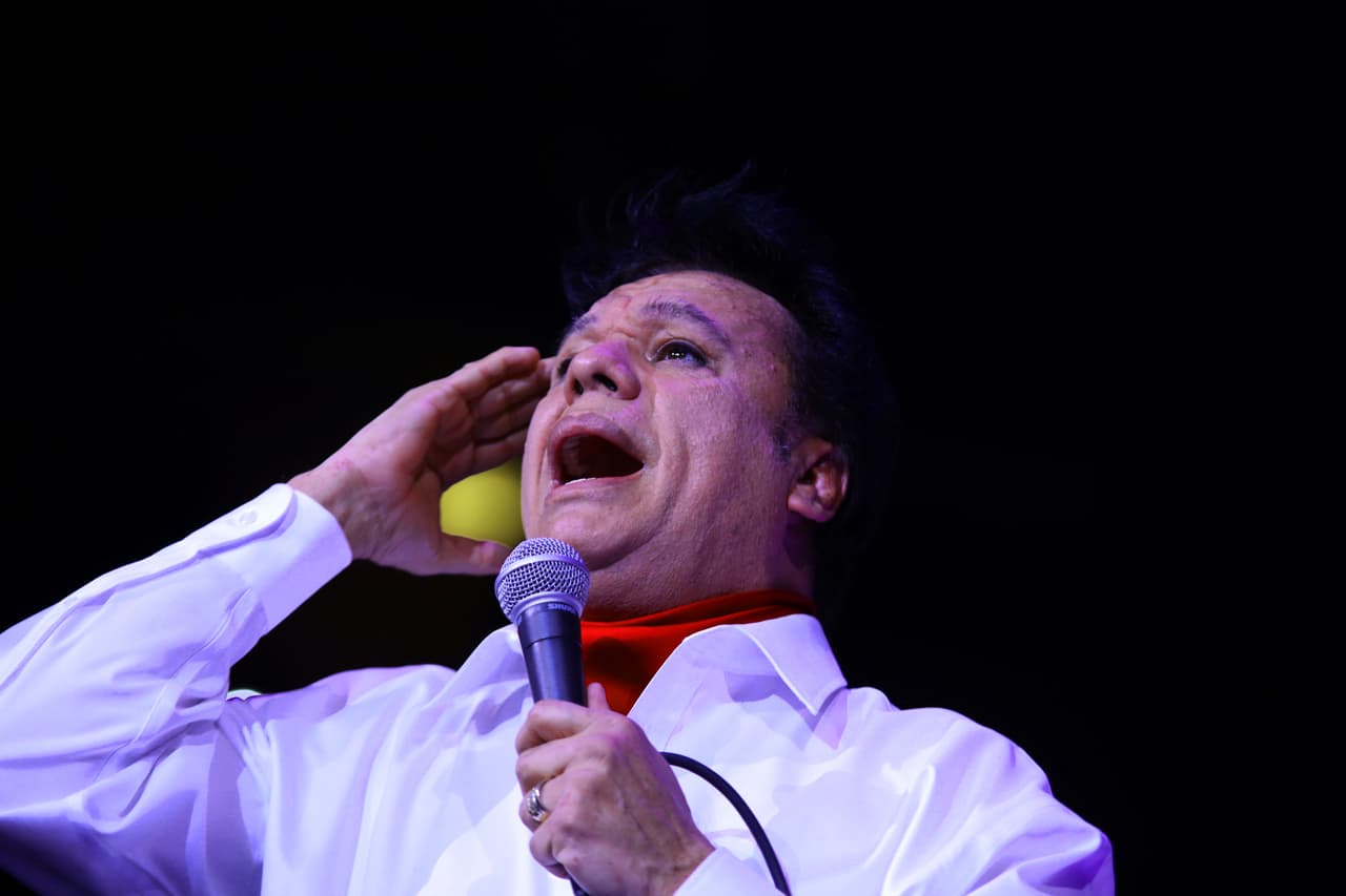 Alberto Aguilera Valadez, su verdadero nombre, fue reconocido y admirado por millones de personas en todo el mundo de habla hispana y más allá,