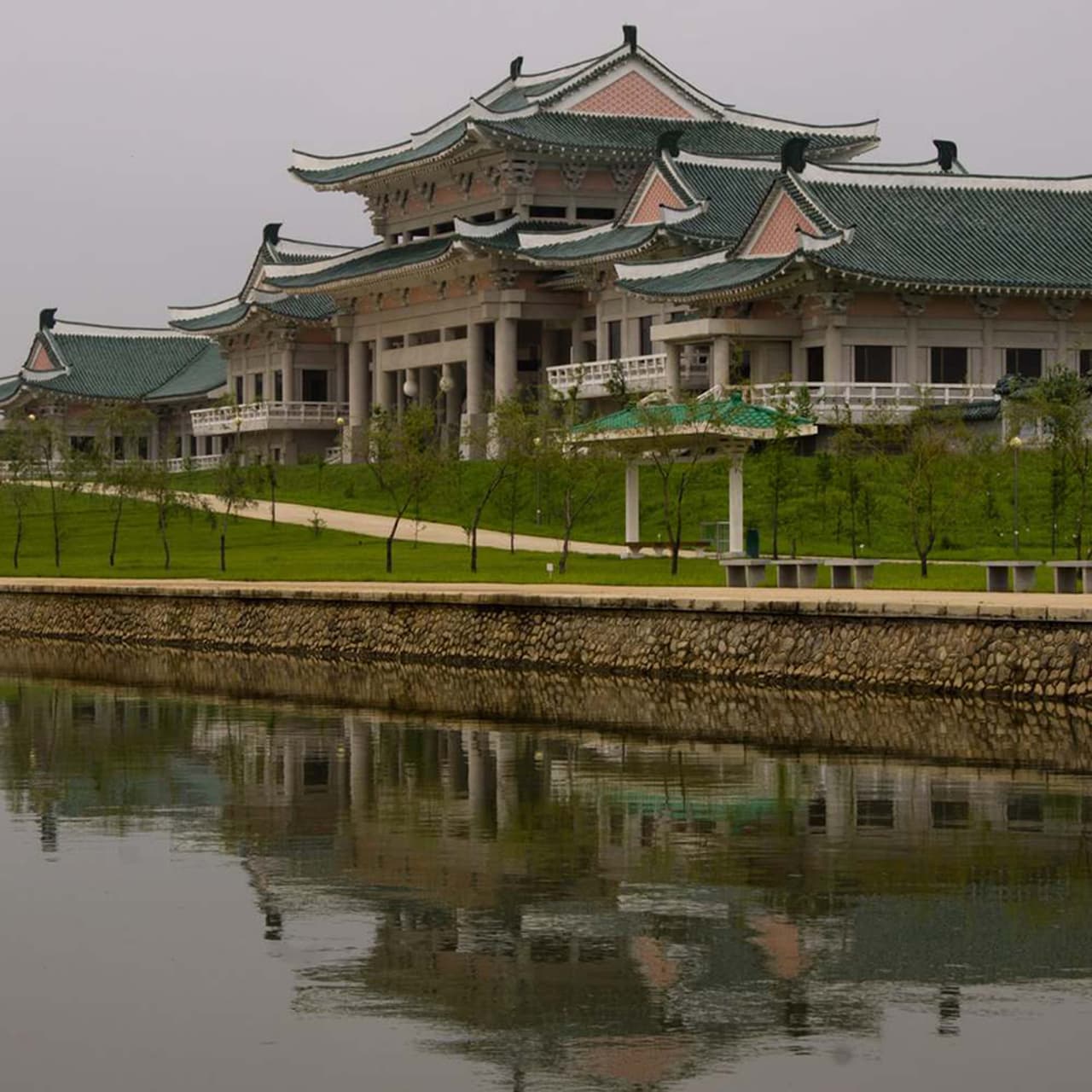 <b>La Escuela del Pueblo. </b>Los documentos que se requieren para viajar a Corea del Norte son el pasaporte, dos fotografías y un pequeño currículum con sus datos personales (dirección, trabajo o estudios e itinerario de interés). Esta petición debe presentarse con, al menos, un mes de antelación y según Alejandro Cao de Benós, se aprueban prácticamente todas las solicitudes.