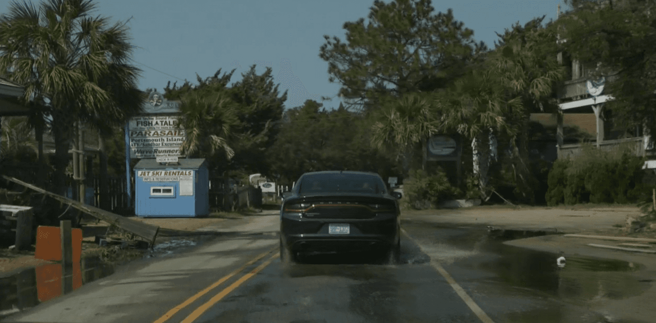 El lugar más afectado sin duda fue la isla Ocracoke donde el agua llegó a dañar casas, caminos y negocios.