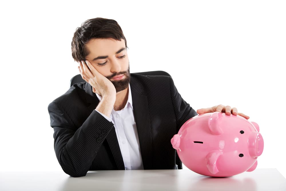 Puedes estar algo preocupado por el dinero ya que aún no te llega lo esperado. Recuerda que en estos días todo tiende a demorarse y complicarse más de la cuenta, pero llegará a tus manos y podrás invertirlo como has planeado.