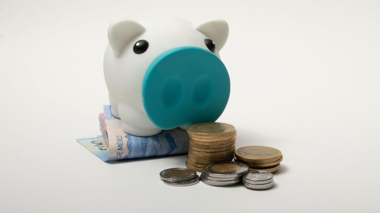 <h3 class="cms-H3-H3">Aportaciones voluntarias desde Estados Unidos</h3>
<b>No necesitas vivir en México para seguir alimentando tu cuenta</b>. Desde Estados Unidos puedes mandar dinero extra a tu AFORE con, por ejemplo, el servicio uLink, una plataforma de envío autorizada. Funciona así:
<br>Entras a
<a href="https://ulink.com/" target="_blank">www.ulinkremit.com</a>
<br>Eliges la opción “Aportaciones AFORE”, capturas tu CURP y seleccionas la administradora.
<br>
<b>El mínimo es de 25 dólares y el máximo de 499 dólares por envío</b>.
<br>El dinero se refleja en tu subcuenta de ahorro voluntario. Más aportes significan más pensión mañana, y además tienen beneficios fiscales si los dejas el tiempo requerido (mínimo cinco años para deducción).