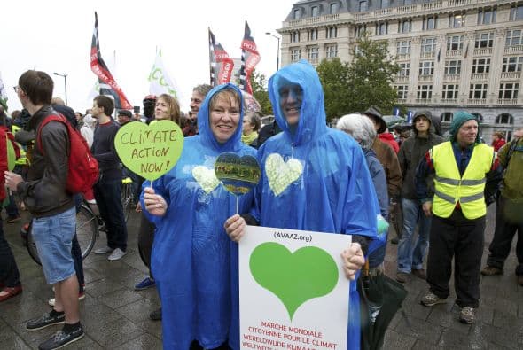 Por otro lado, estos miembros de grupos ecologistas se manifestaron en Bruselas.