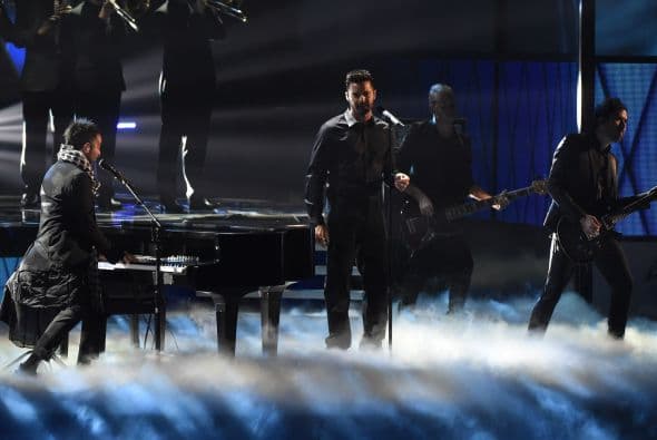 El escenario se llenó de humo mientras avanzaba la presentación.