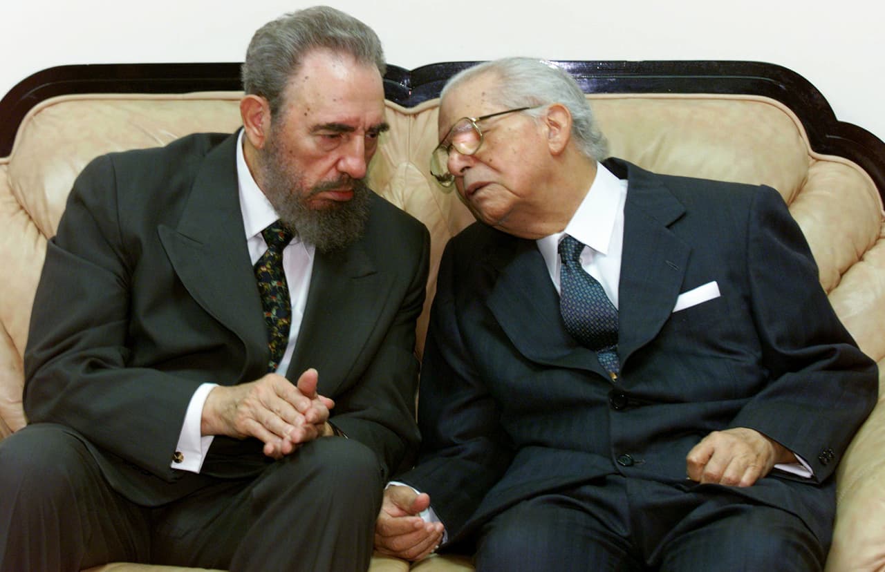 <b> Joaquín Balaguer (1906-2002).</b> El líder cubano se encontró en 1998 con su antiguo enemigo, el presidente de la República Dominicana durante 22 años, Joaquín Balaguer.