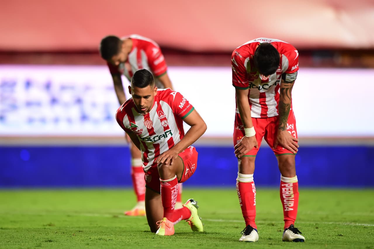 A los 77’ los Rayos se quedaban con 120 hombres en la cancha; el panorama se complicaba.