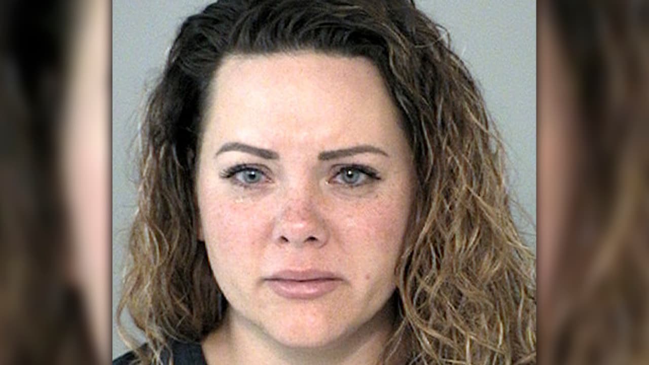 <b>Marie Horton, </b>una residente de Richmond, fue sentenciada a 12 años de prisión luego de declararse culpable del delito de causar lesiones corporales graves a un niño.
<br>
<br>Las fiscales Claire Andresen y Jenna Rudoff presentaron pruebas de que Horton castigaba a un niño de 7 años bajo su cuidado obligándolo a permanecer en agua caliente con lo que le causó quemaduras de segundo y tercer grado. Horton, quien en ese momento trabajaba como enfermera, no buscó atención médica por las lesiones del niño. Una vez que el Departamento de Familia y Servicios de Protección (CPS) se enteró de las lesiones, el niño fue trasladado al centro para niños quemados Shriner, donde le realizaron injertos de piel.