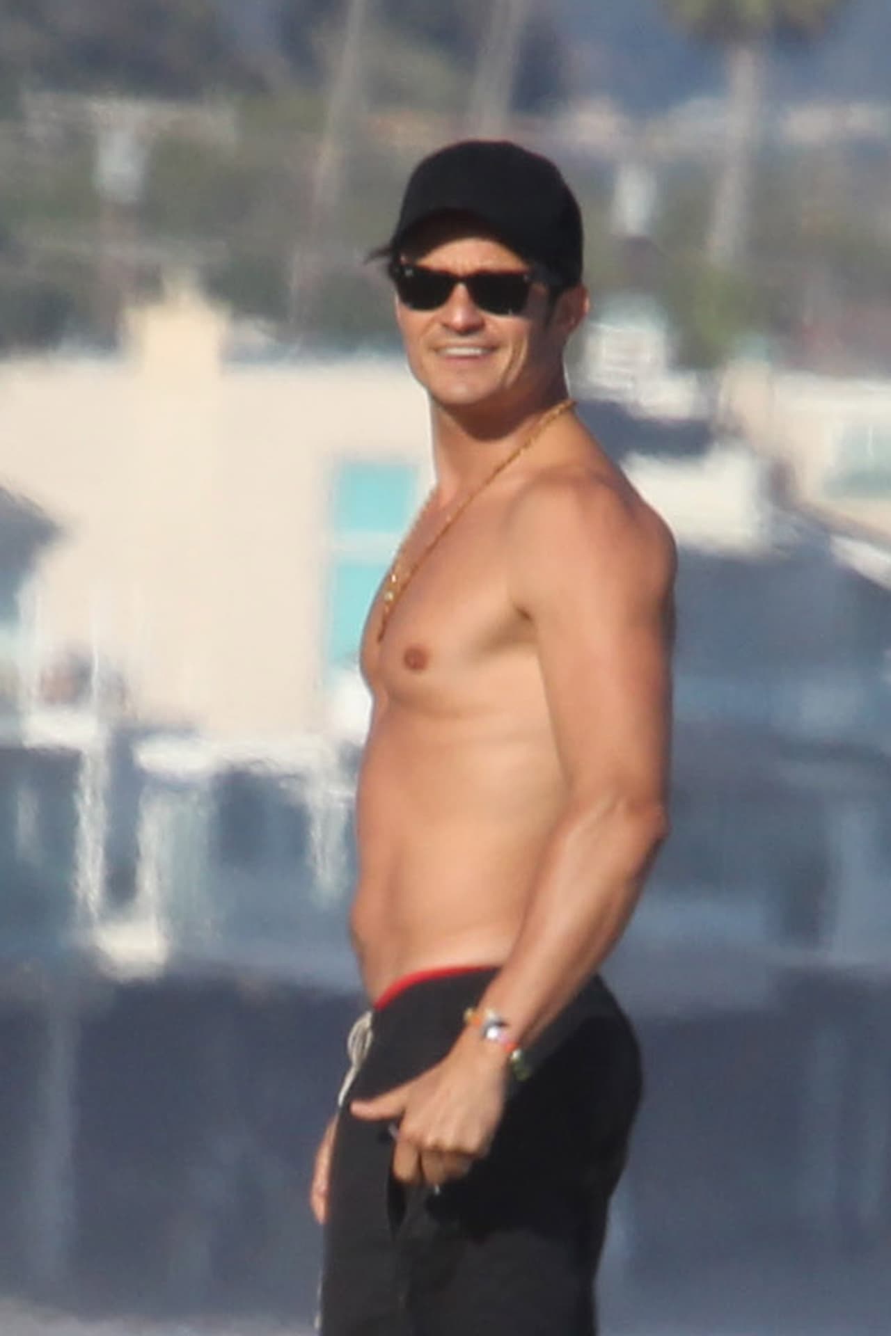 Y ahí el británico nos mostró que tiene uno de los mejores cuerpos de Hollywood.