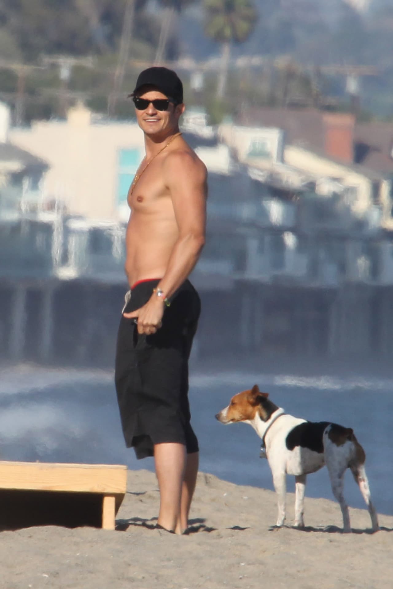 Hasta su linda mascota se llevó a divertirse al mar.