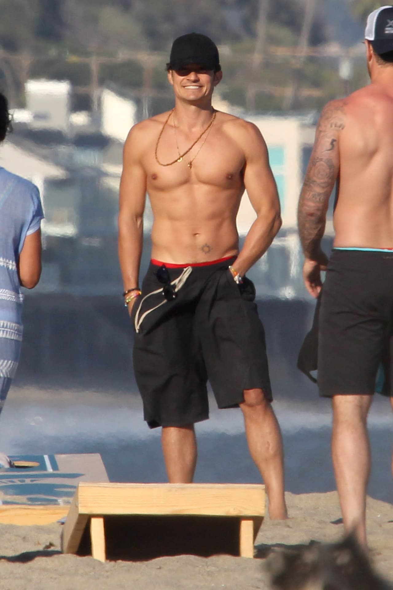 El galán de Katy Perry mostró sus 'abs'.