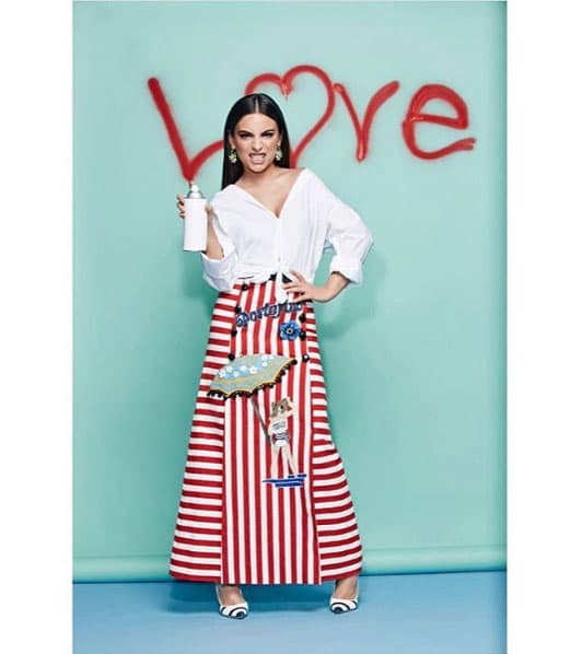 Esta guapa actriz luce muy plena, vive rodeada de amor.