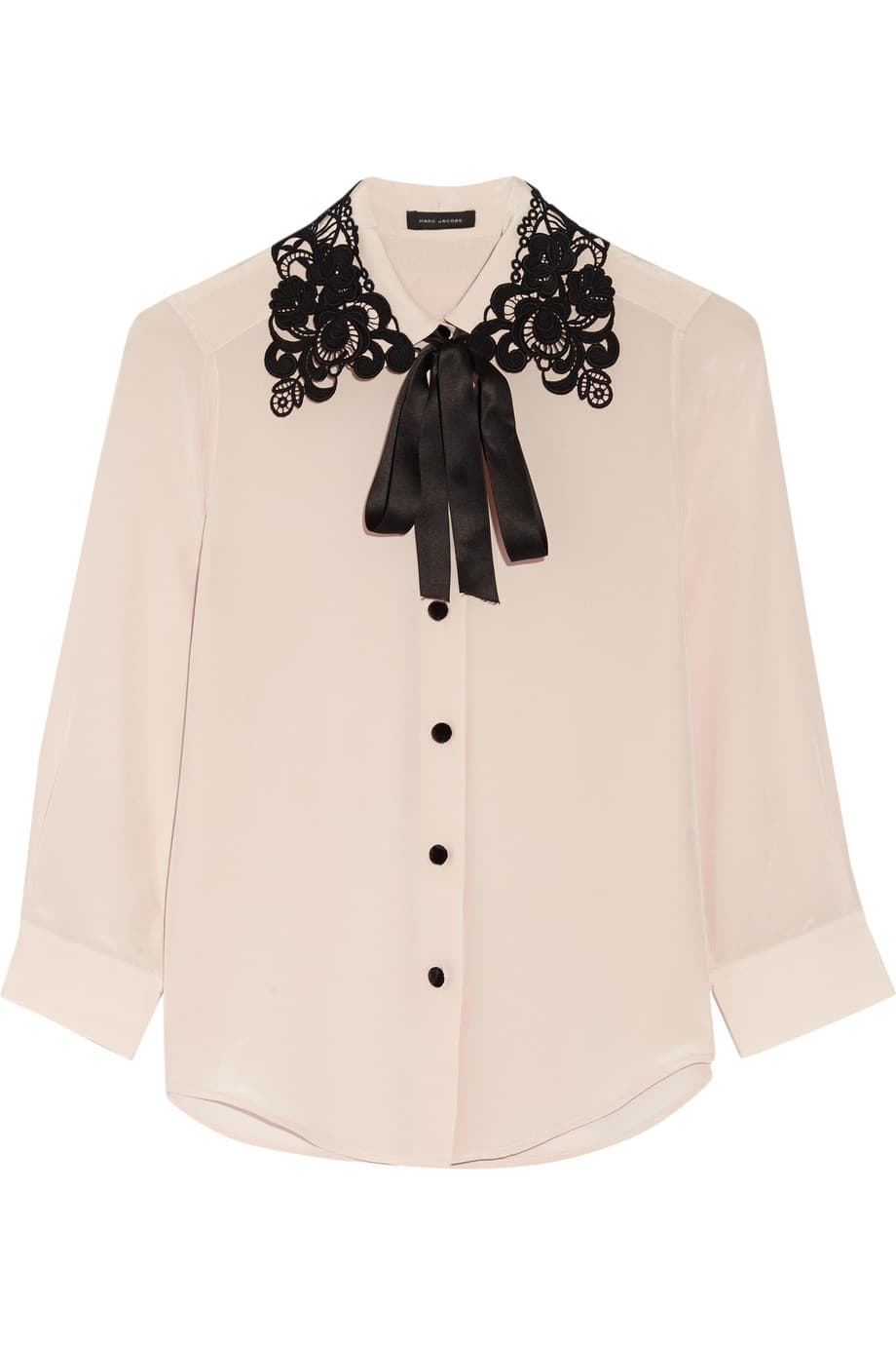 No hay una combinación más elegante que el rosa y el negro. Las blusas de seda con encaje o moños de amarrar en el cuello son una buena manera de apostar por esta dupla de colores. (Marc Jacobs).
<br>