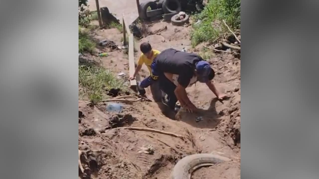 En los videos se ve a otros migrantes cómo lo cargan por la selva y a su esposa que lo lleva a sus espaldas por un empinado trayecto. 
<b>“¿Falta mucho arriba?”,</b> pregunta su esposa en el video cansada.