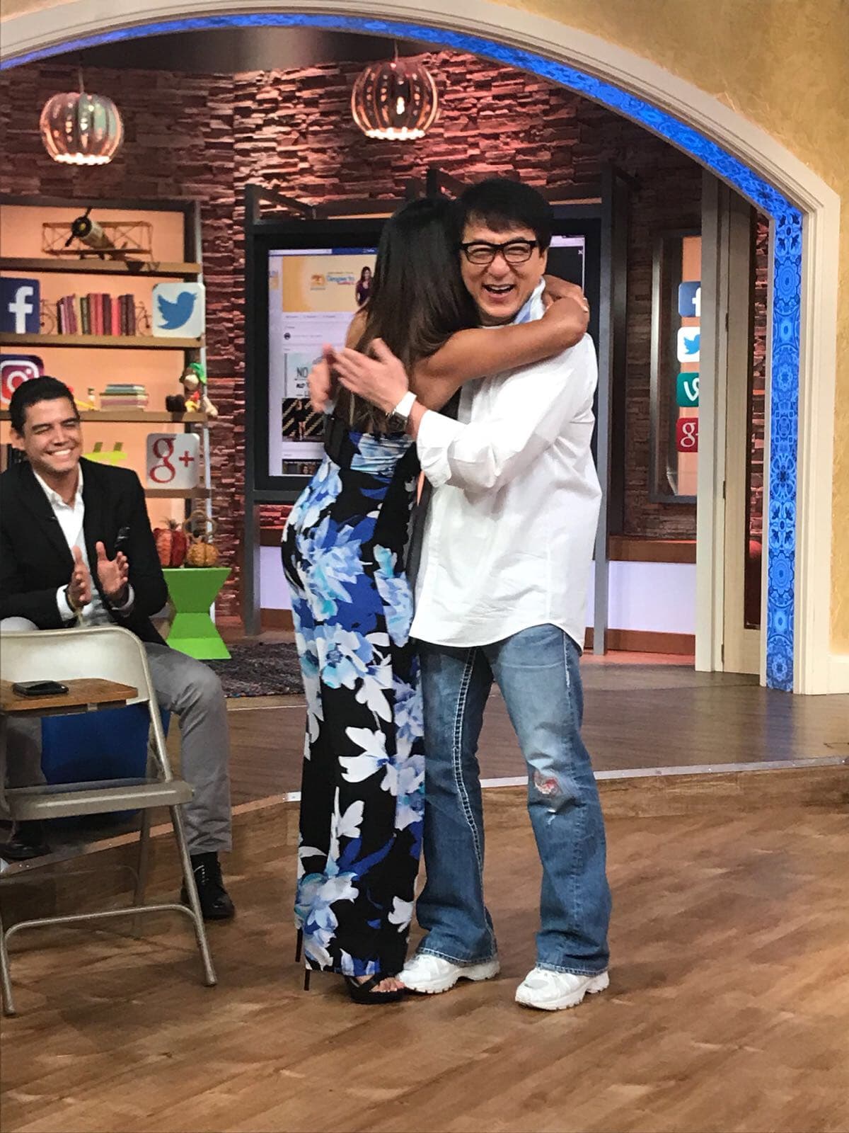 Con este gran abrazo le dimos las gracias a nuestro profesor por compartir su sabiduría.