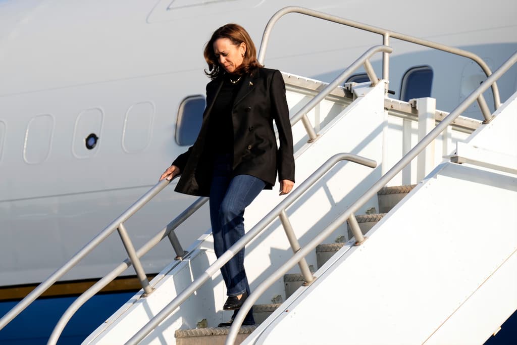 La candidata presidencial demócrata, la vicepresidenta Kamala Harris, llega en el Air Force Two a Atlantic Aviation Philadelphia, el lunes 9 de septiembre de 2024, cerca del Aeropuerto Internacional de Philadelphia, antes del debate presidencial con el candidato presidencial republicano, el expresidente Donald Trump.