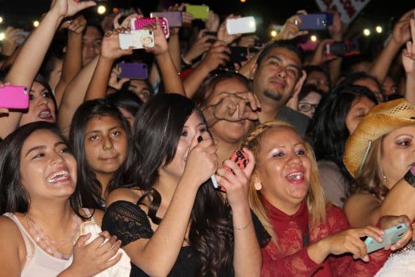 El Dasa revolucionó Phoenix con su voz y carisma, enloqueciendo a miles de fans que los esperaban ansiosas. El chulo causó furor con sus movimientos sexy y desafió seguridad para acercarse y bailar con sus consentidas.