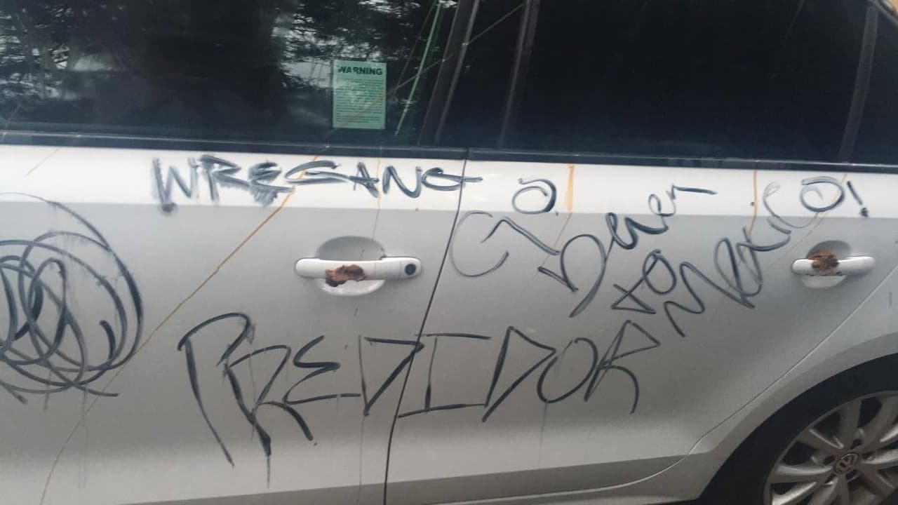 Vandalizan el auto de un latino con mensajes racistas en California