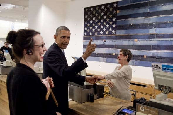 La cajera, Sonia del Gatto, intentó que Obama se hiciera una tarjeta de cliente de la marca, lo que le hubiera supuesto un descuento automático, pero el presidente respondió -señalando su tarjeta de crédito- "ya tengo una".