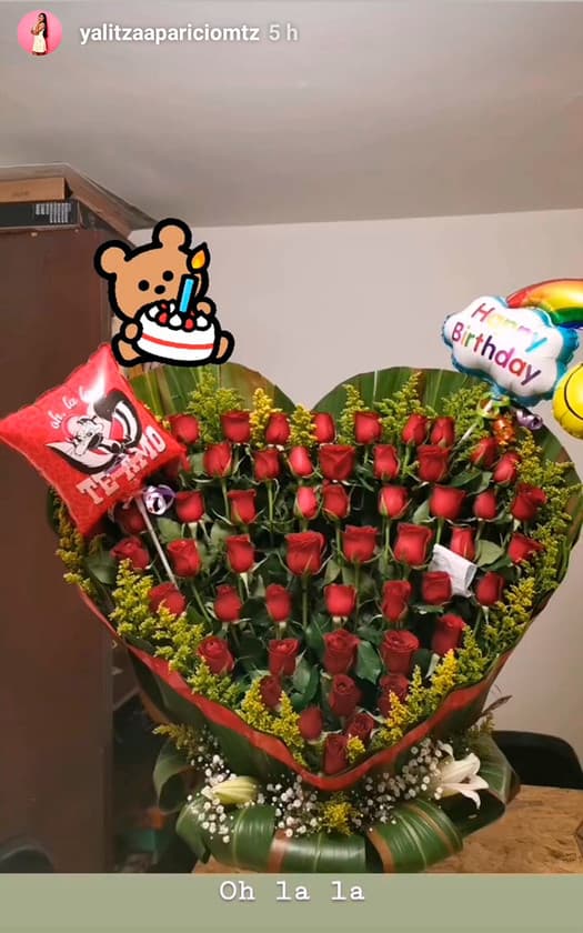 Lo anterior debido a que la actriz compartió en sus historias de Instagram un enorme arreglo floral con un globo que decía "Oh la, la. Te amo". La imagen la logró capturar la revista 
<a href="https://mx.hola.com/cine/galeria/2020010830487/yalitza-aparicio-fotos-supuesto-novio-andre/7/" target="_blank">¡Hola! México</a>. 
<br>