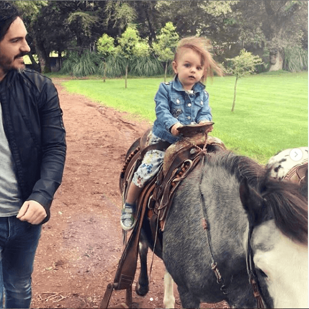 En estos días, Kailani se encuentra bajo la tutela de su papá, Mauricio Ochmann, mientras Aislinn Derbez culmina su retiro en Hawaii.