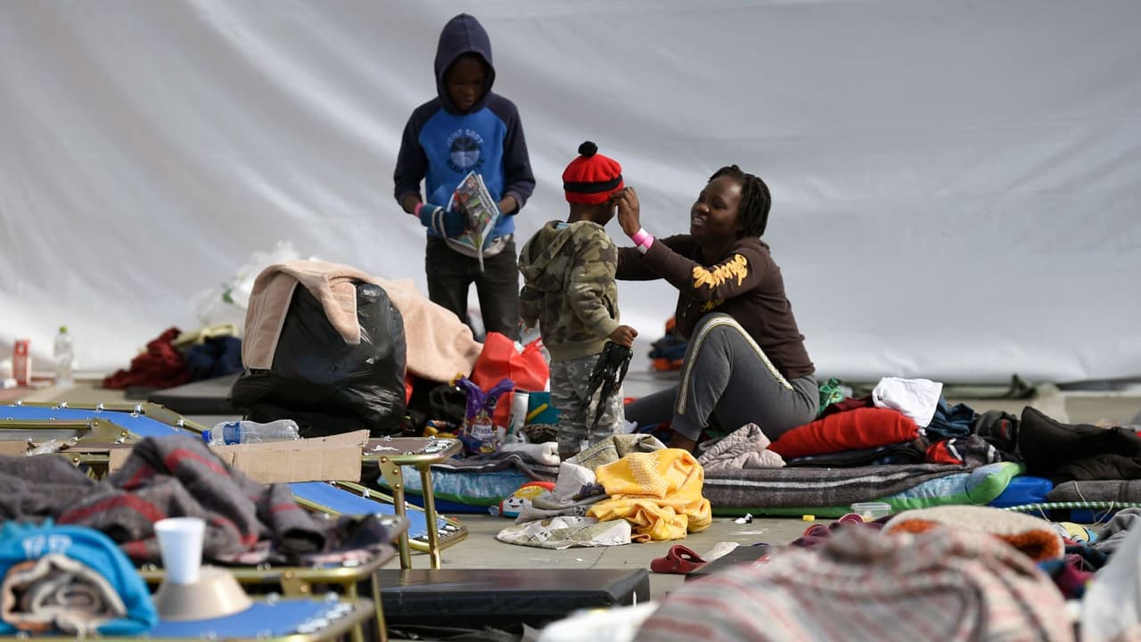 <b>En video:</b> Cientos de migrantes provenientes de Haití llegan cada día a las ciudades fronterizas de Reynosa y Nuevo Laredo, México, motivados por el falso rumor de que los puentes internacionales están abiertos para cruzar a EEUU. Los albergues dispuestos para ayudarlos ya están saturados, mientras que las autoridades prevén que en los próximos días podrían llegar otros 4,000 indocumentados. En Reynosa se espera que en las próximas horas se habilite un nuevo refugio para cerca de 2,500 personas.