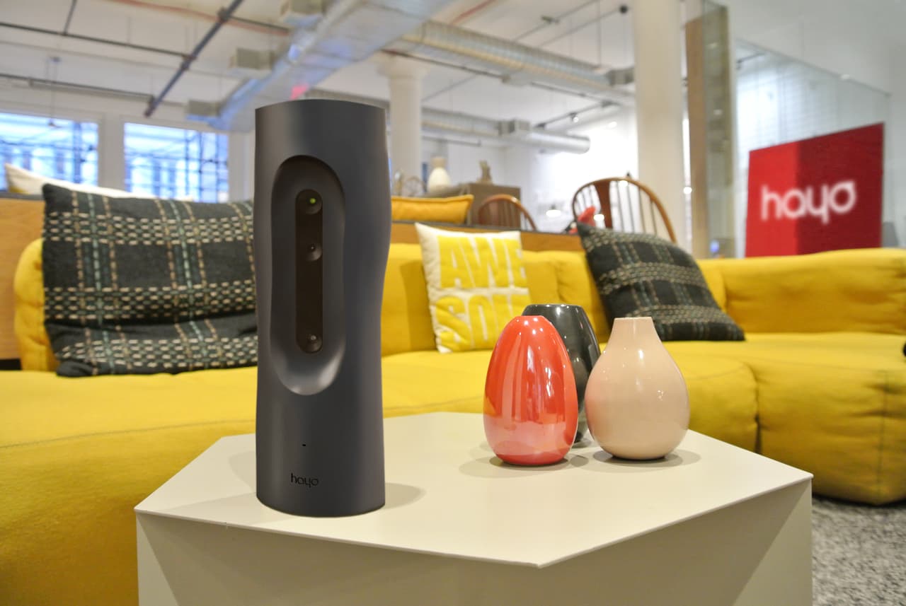 El Hayo se parece al Amazon Echo, pero además de escuchar, ve.