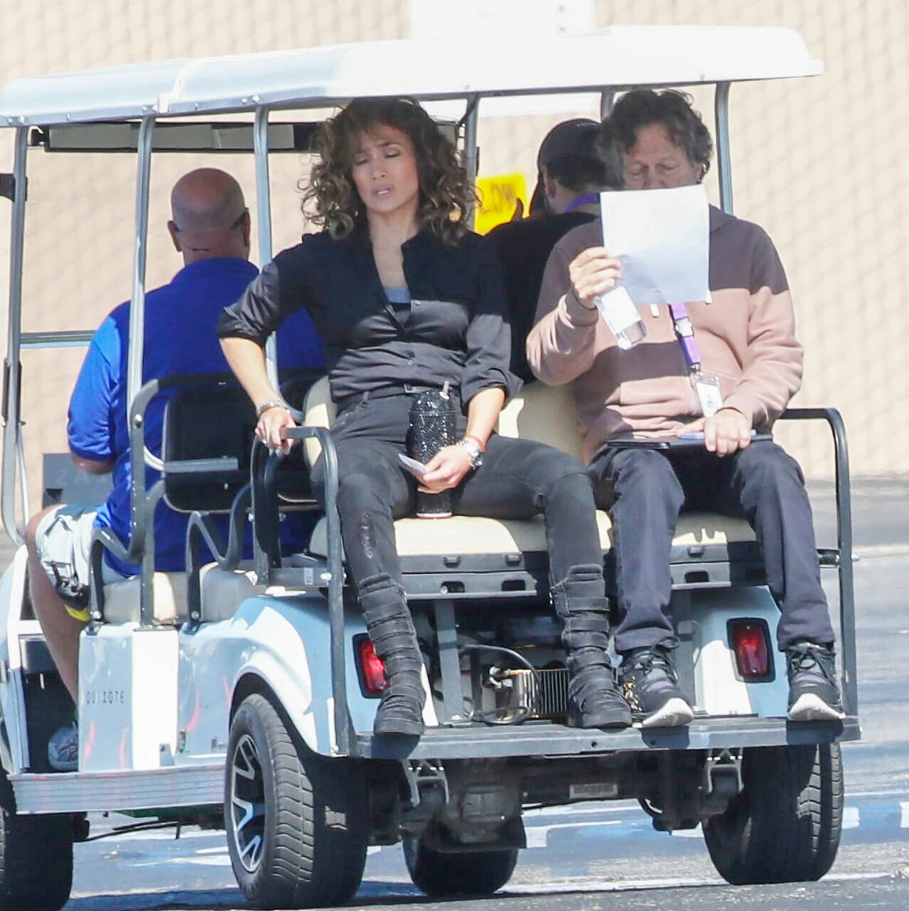 La tarde de este 19 de septiembre, ‘La diva del Bronx’ apareció en la parte trasera de un carrito de golf, en el cual la llevaban por el set de la cinta ubicado en Los Ángeles, California. 
<br>